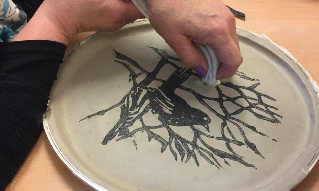 När bild på tallrik med en fågelillustration