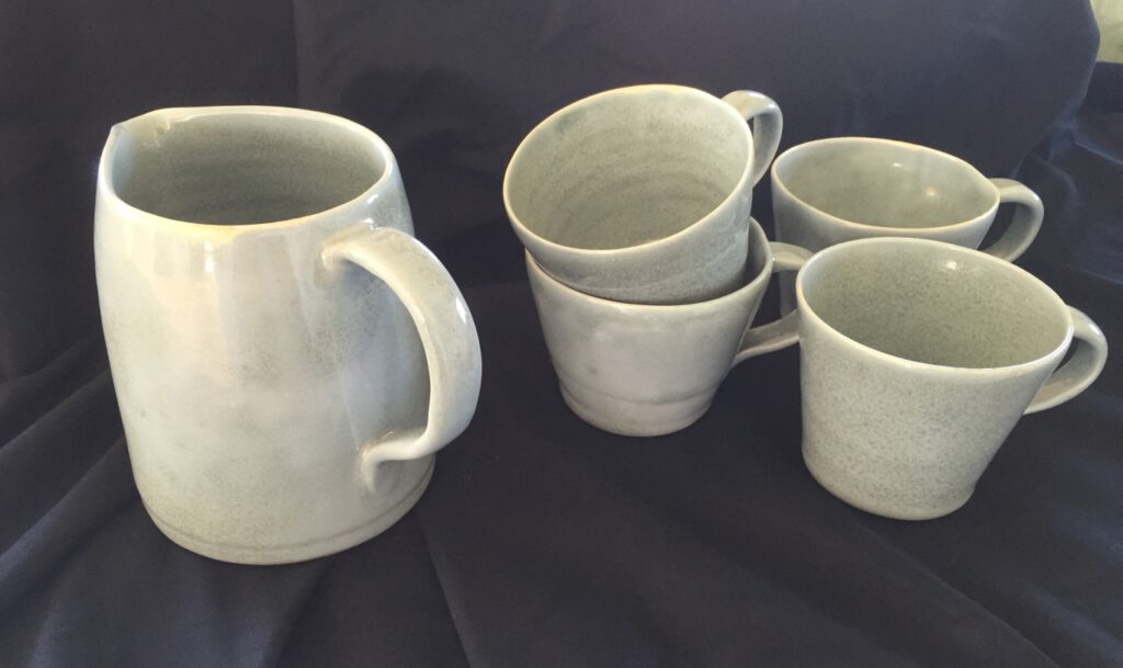Keramikmuggar och tillbringare