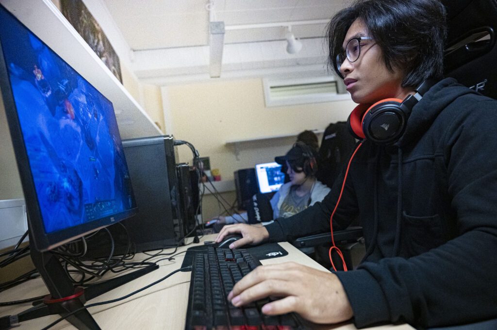 Studerande spelar dator