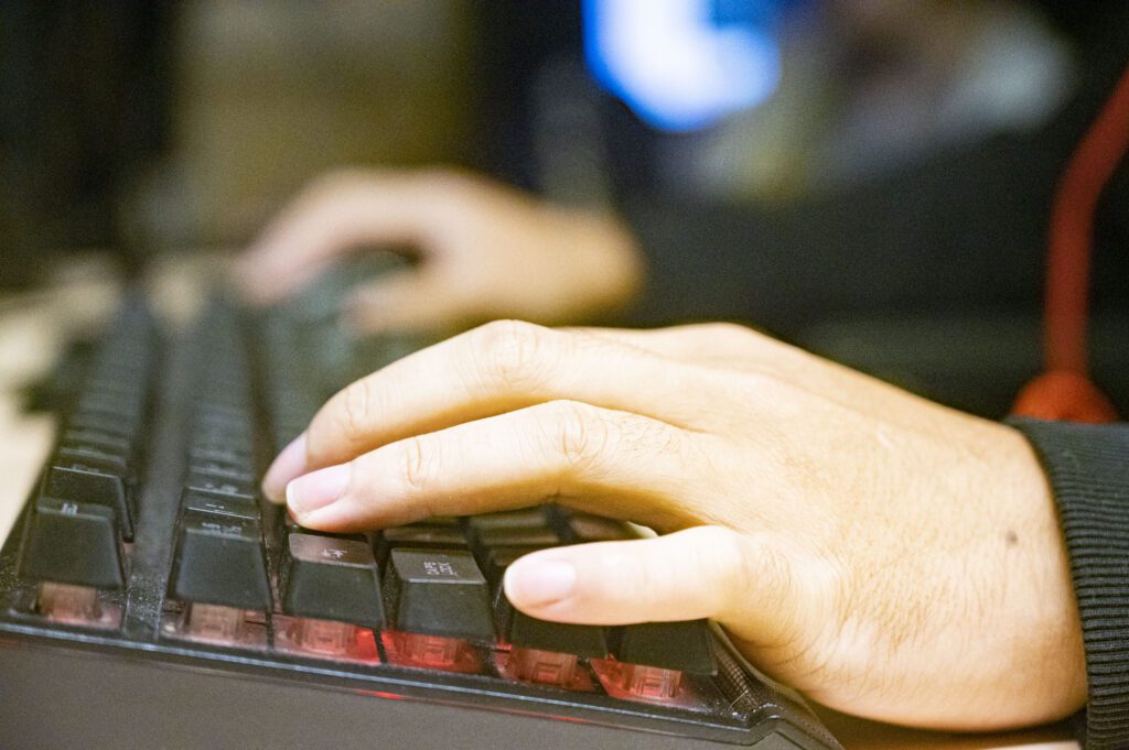 Händer på ett tangentbord