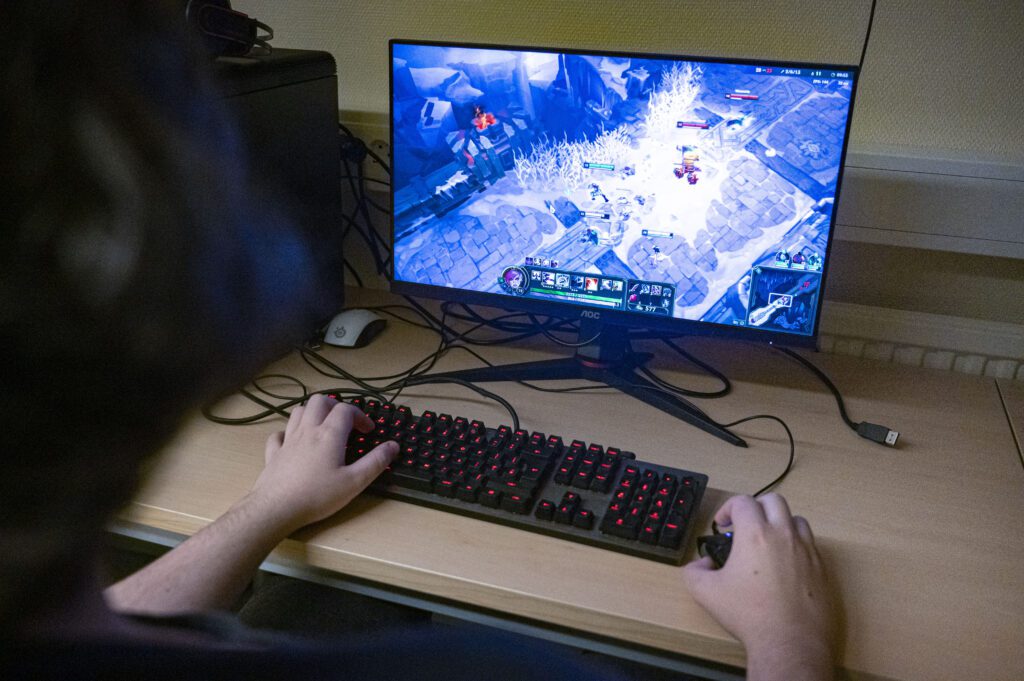 Studerande spelar dator